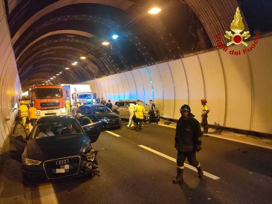 Pistoia, incidente nella galleria del Serravalle: coinvolte quattro macchine