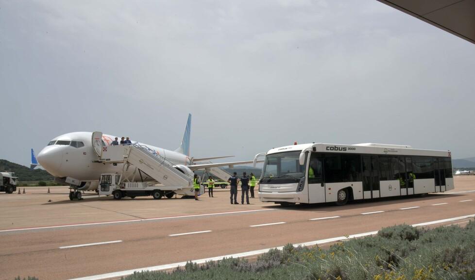 Olbia, la svolta green dell’aeroporto: autobus elettrici per i passeggeri 