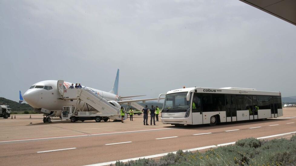 Olbia, la svolta green dell’aeroporto: autobus elettrici per i passeggeri 