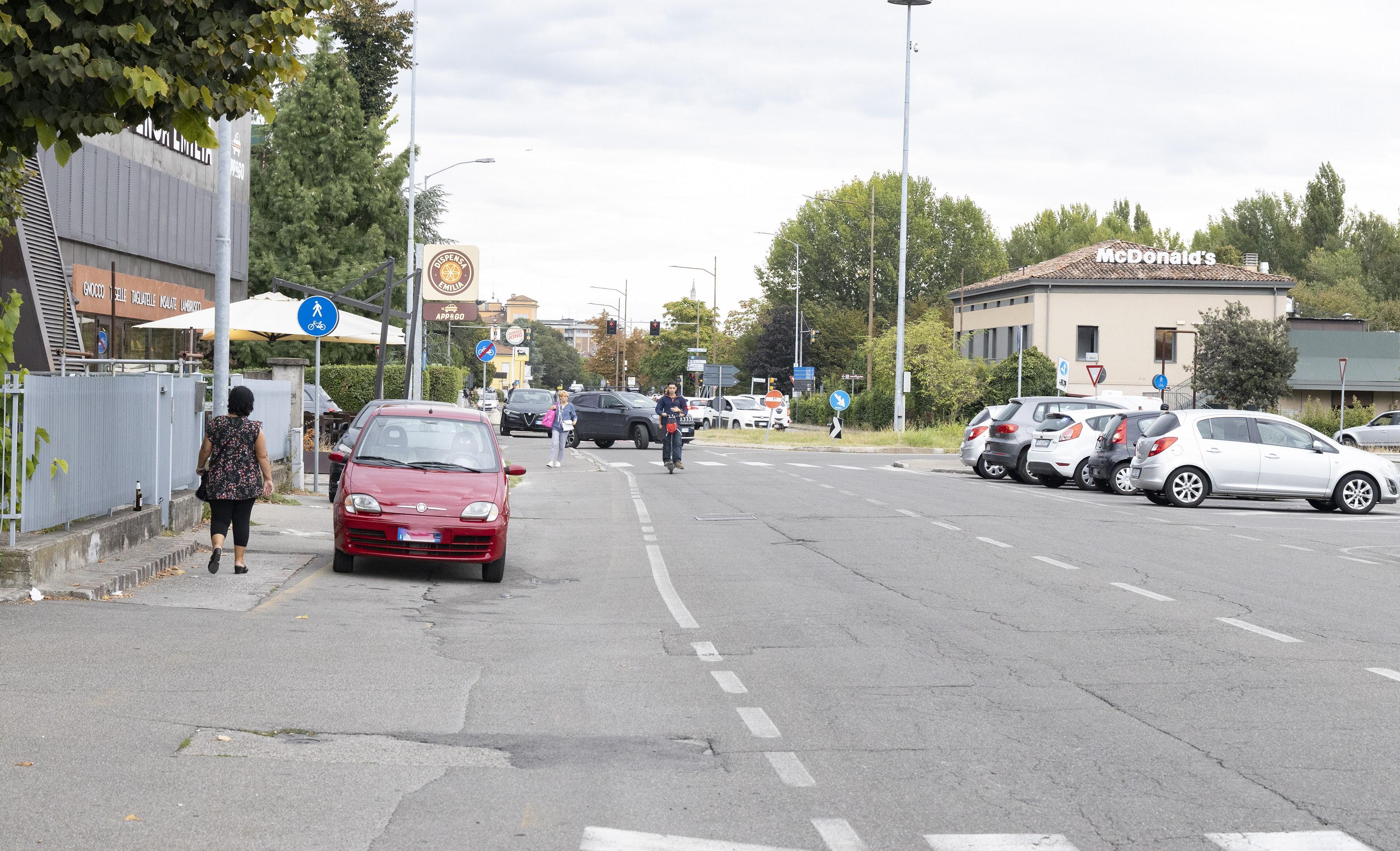 Modena. Lite a bottigliate in strada: un ferito<br>
