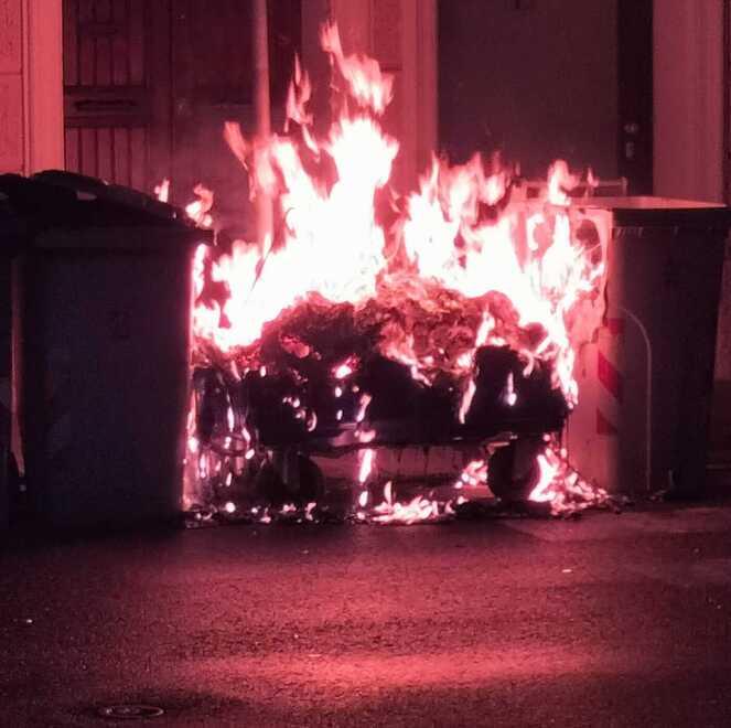 Bondeno, tre cassonetti in fiamme: non è un incendio accidentale