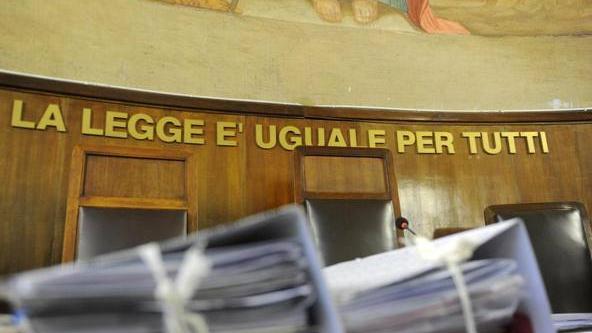 Pontedera, la mamma racconta: «Non erano semplici sgridate, il bimbo veniva vessato dal padre»