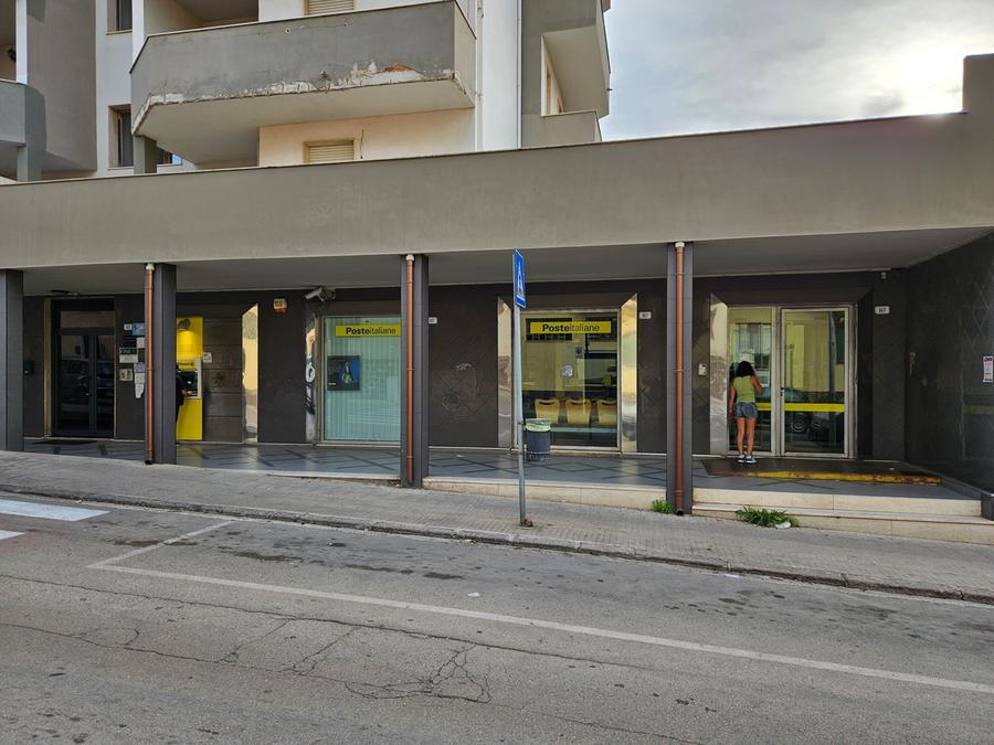 Porto Torres, aria irrespirabile alle Poste di via Sacchi: sportelli chiusi