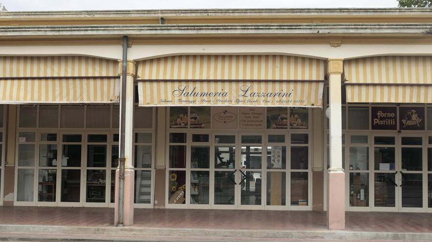 Viareggio, il Piazzone si svuota: chiude la storica salumeria
