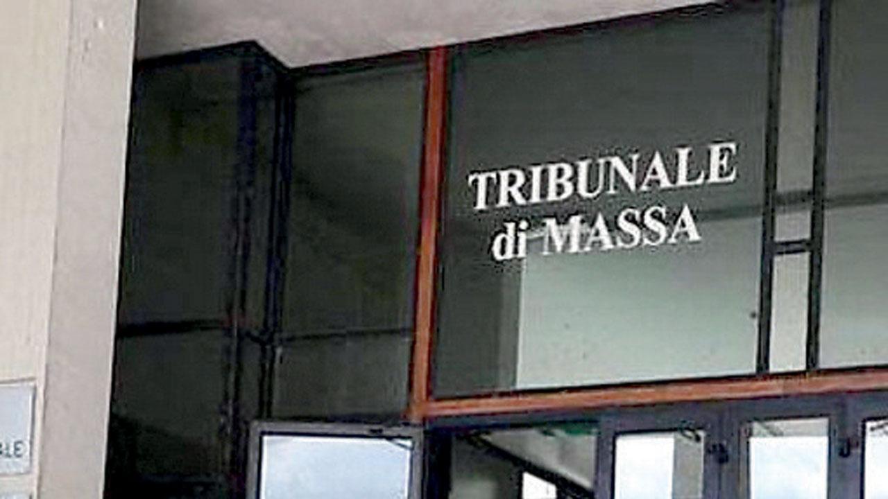 Massa, aggressione davanti al locale: 5 ventenni accusati di lesioni gravi. Cosa è successo quella notte