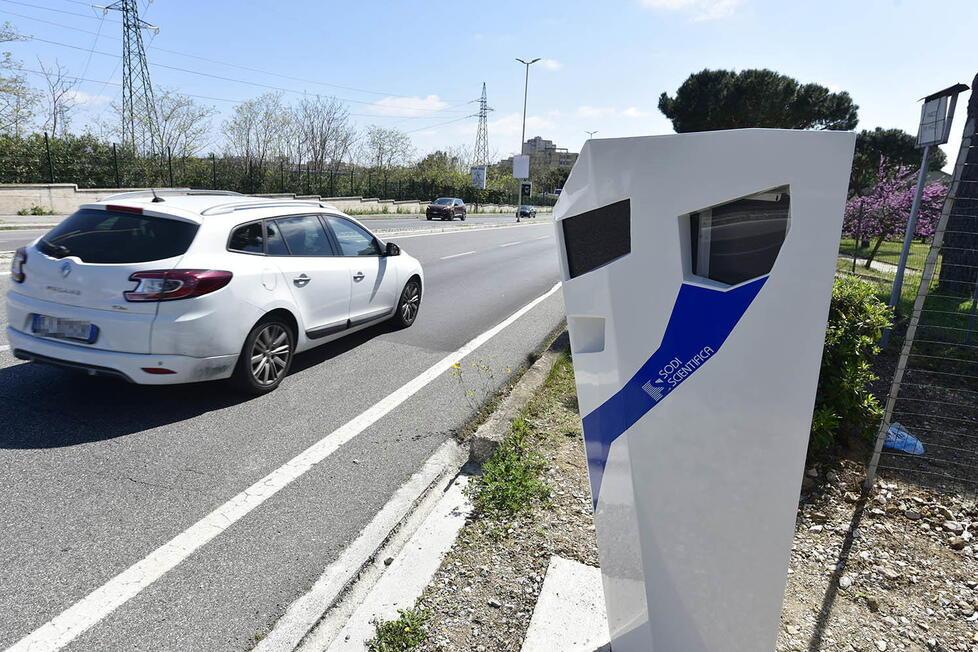 Piombino, autovelox in viale Unità d’Italia: una pioggia di sanzioni. Dubbi sulla posizione dell’impianto
