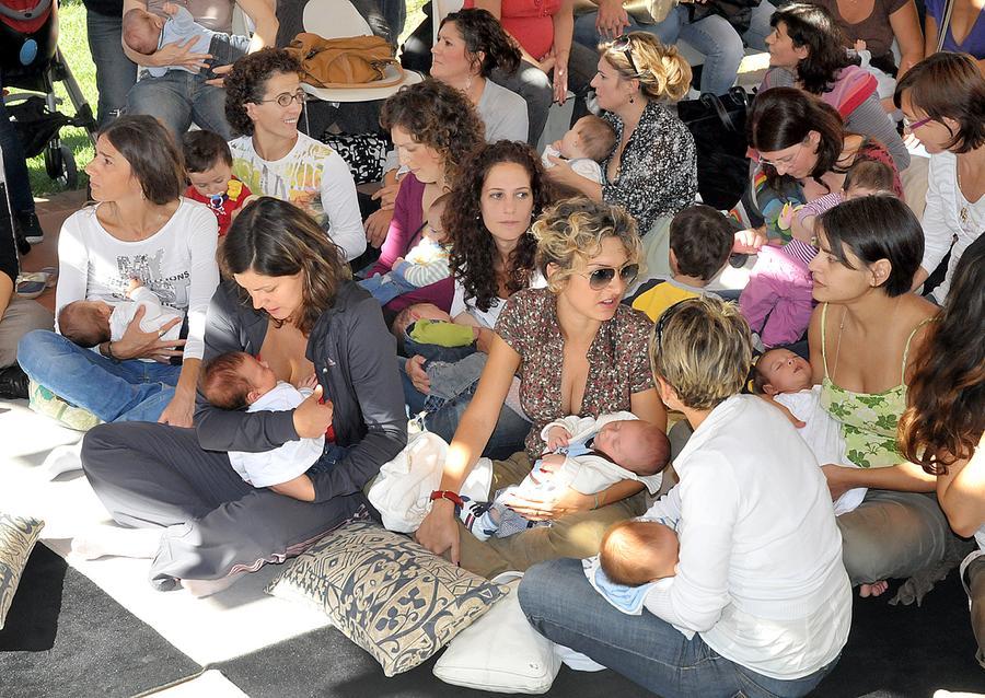 
	Foto simbolo di mamme con i loro neonati

