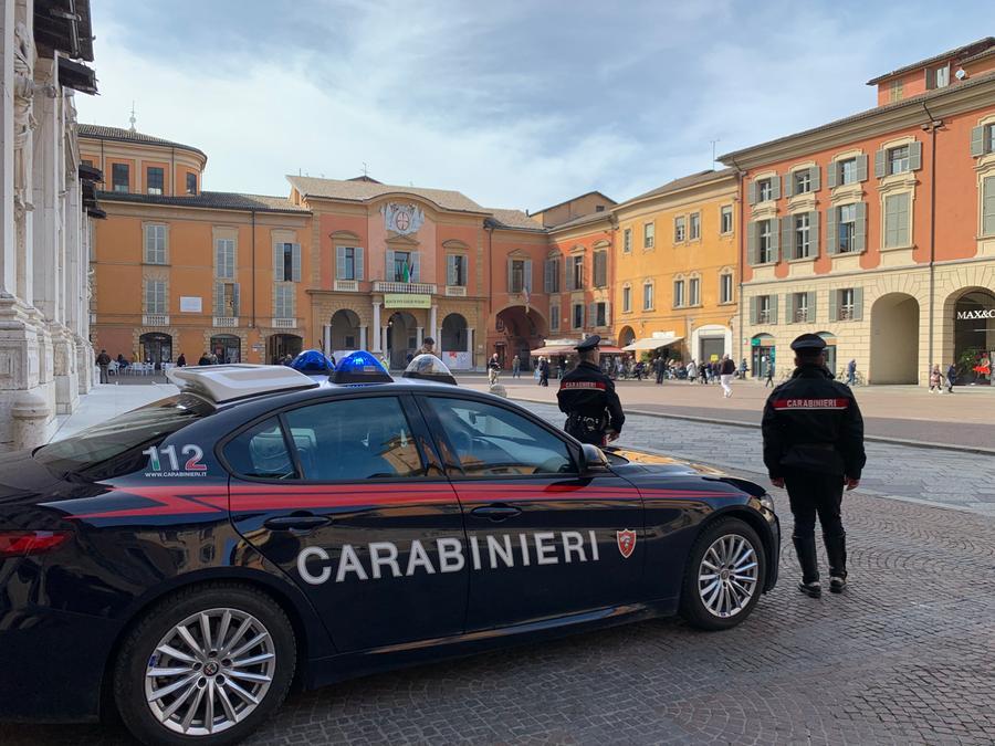 Ubriaco e armato di forbici al mercato coperto, arrestato un 32enne