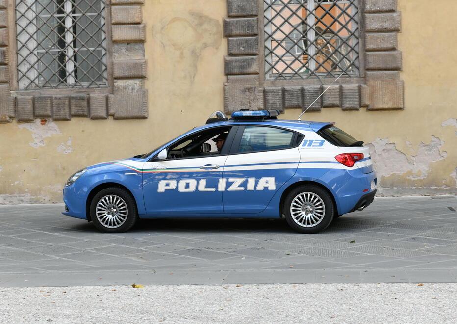 Lucca, furti nei negozi di via Fillungo con lo zaino anti-taccheggio: un commerciante insegue il ladro e lo ferma