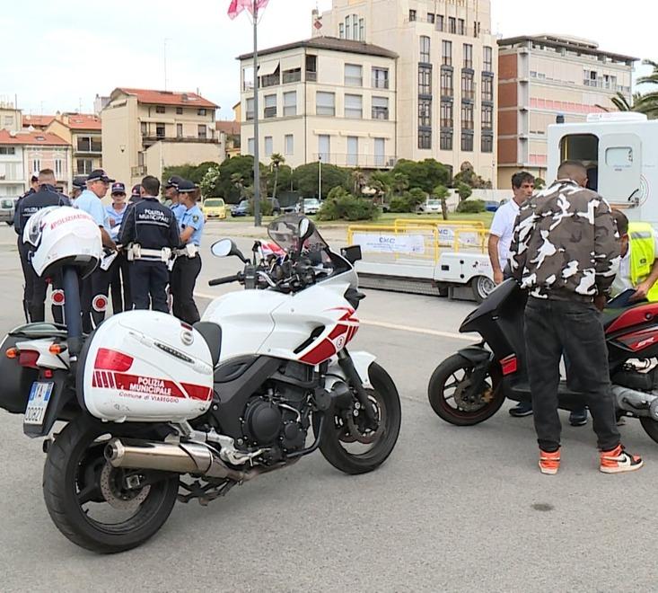 Viareggio, biciclette elettriche ai raggi X: 40 verbali, nessuno è in regola