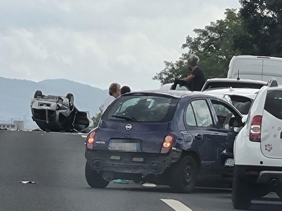 Sesto Fiorentino, schianto sulla Firenze-Mare: coinvolte sette auto. A11 in tilt