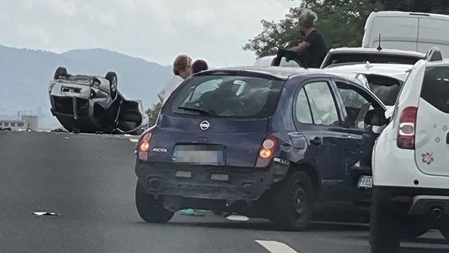 Sesto Fiorentino, schianto sulla Firenze-Mare: coinvolte sette auto. A11 in tilt