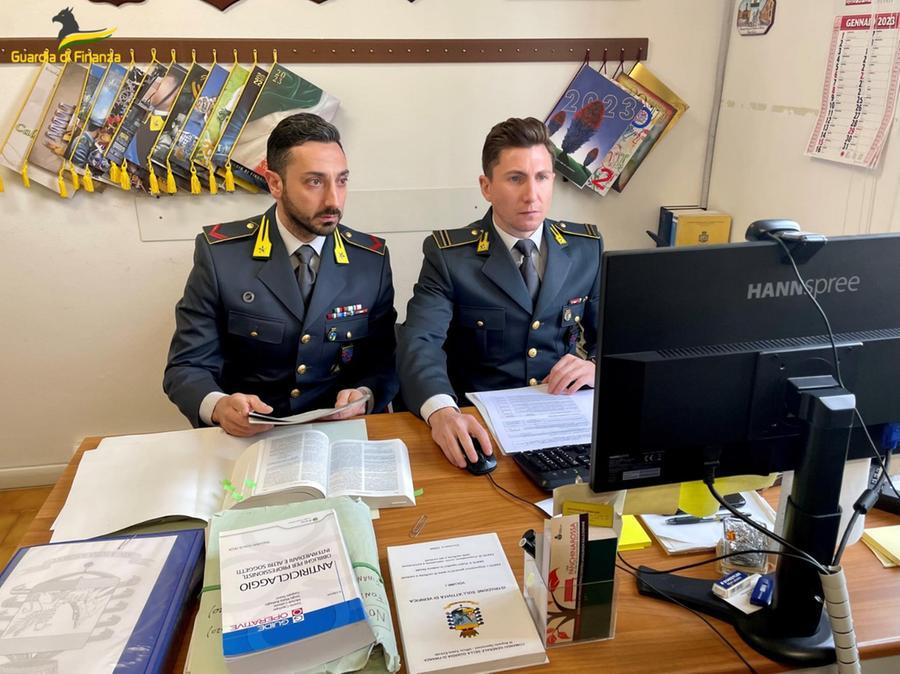 Evade il fisco per oltre 650mila euro, denunciato geometra reggiano