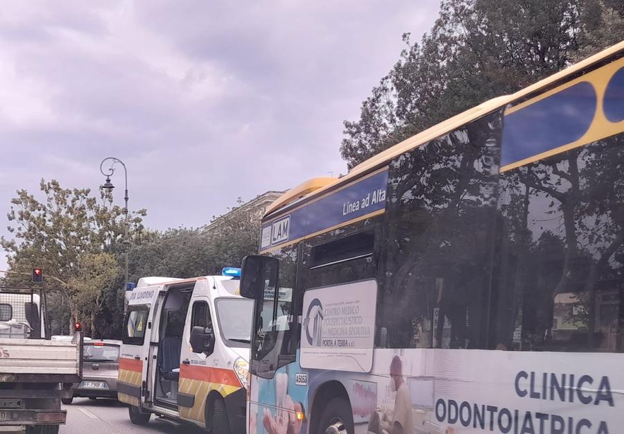 
	L'ambulanza della Misericordia di via Verdi sul posto

