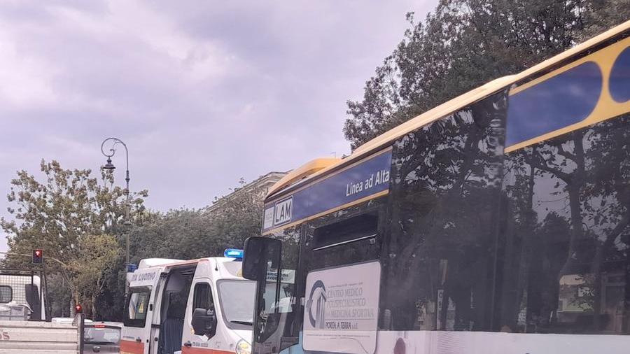 L'ambulanza della Misericordia di via Verdi sul posto
