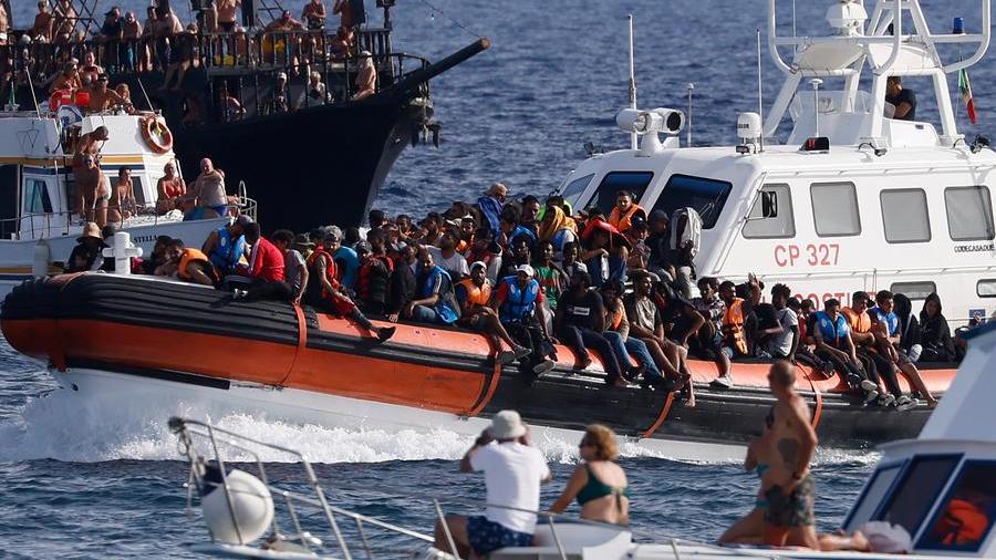 Migranti, per evitare il Cpr il richiedente asilo dovrà versare 5mila euro: cosa prevede il nuovo decreto