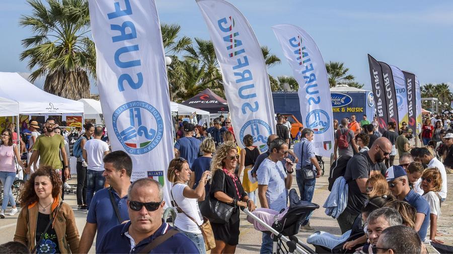 
	Folla sul lungomare tra&nbsp;Putzu Idu e Mandriola durante la precedente edizione della Sagra del surf

