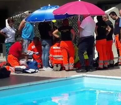 Nuoro, bambino annegato in piscina. Il pm: «Un anno agli imputati»