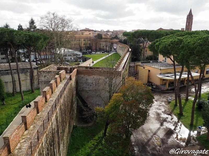 Pisa, minacciò con un fucile i turisti sulle Mura: «Non dovete fermarvi, andate via»