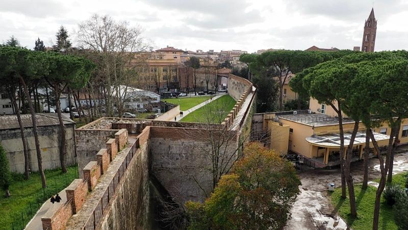 Pisa, minacciò con un fucile i turisti sulle Mura: «Non dovete fermarvi, andate via»