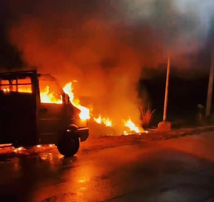 Prato, bomba molotov contro il campo nomadi: «Atto ignobile»