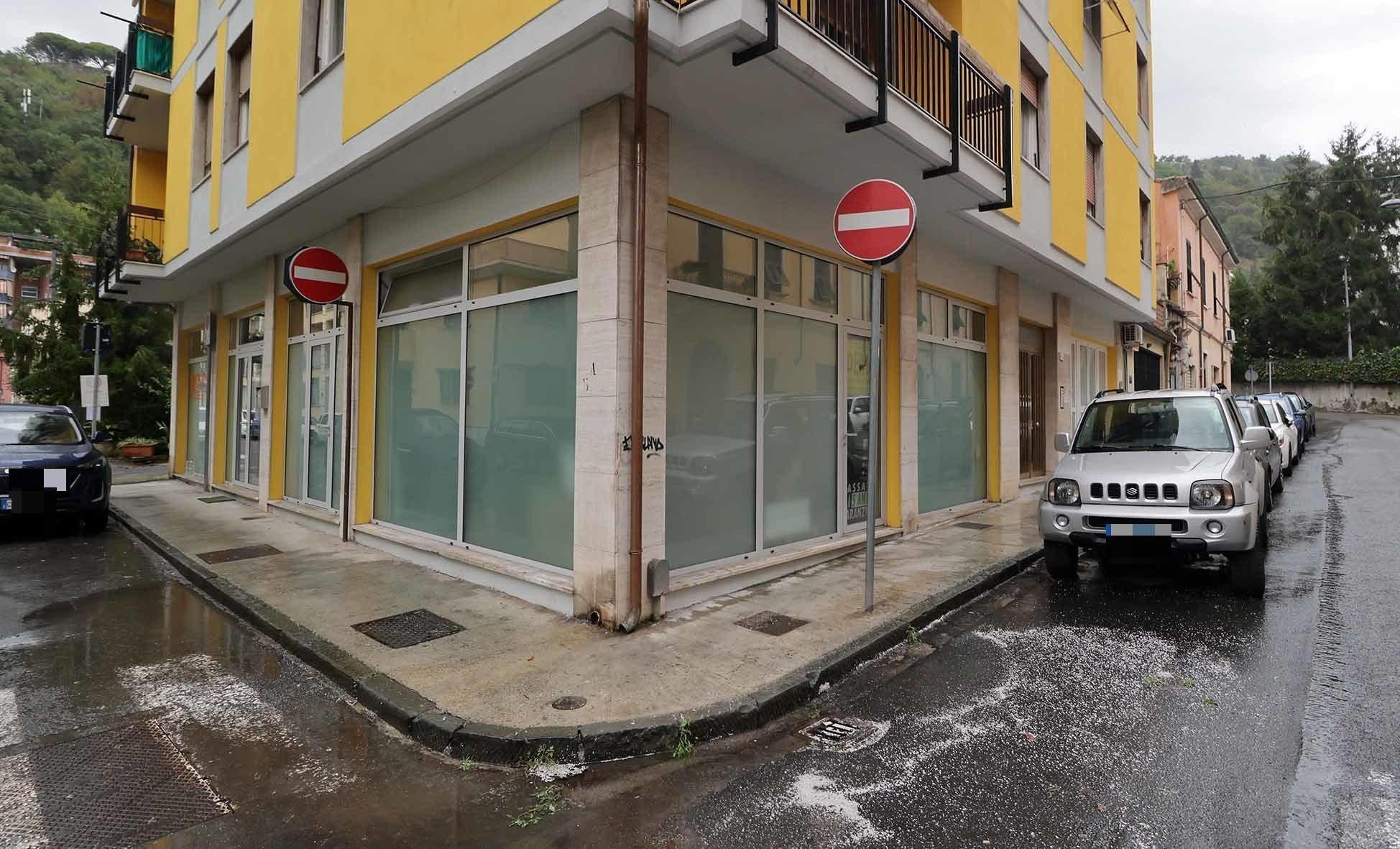 Accoltellato a Carrara, le urla, il sangue e scatta l’Sos: «Servono stracci per la ferita»