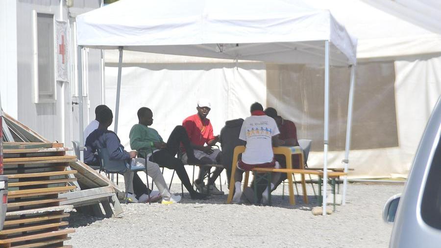 Migranti, in provincia di Lucca arrivi in aumento: la prefettura cerca alloggi