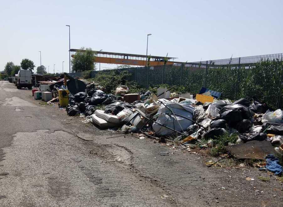 Massa, sos rifiuti lungo il Lavello: «Così fanno da tappo al fiume»