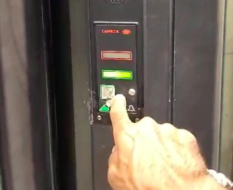 Pontedera, trova la banca aperta di sera: la scoperta mentre preleva al bancomat