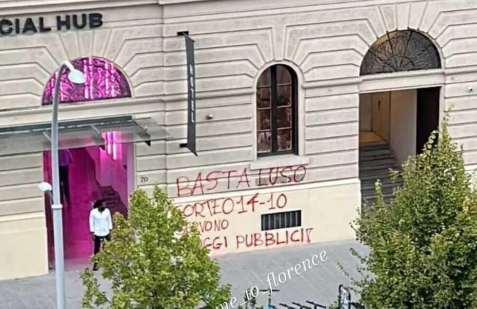 Scritte e vernice rossa: imbrattato lo Student hotel a Firenze