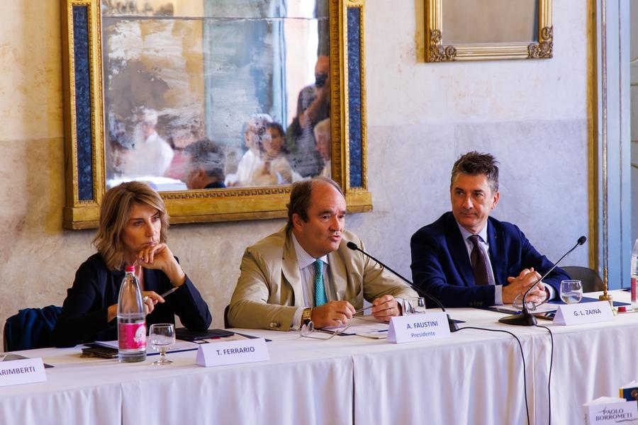 Il Premio Estense va a Gaia Tortora.  La vincitrice insignita a teatro: l’evento in diretta