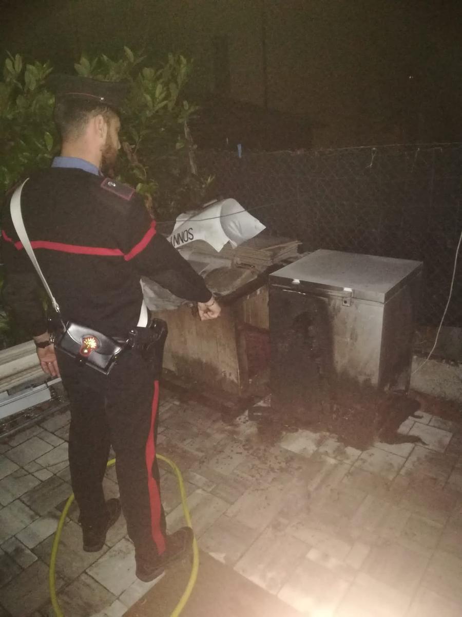 Tre bottiglie incendiarie lanciate contro una casa