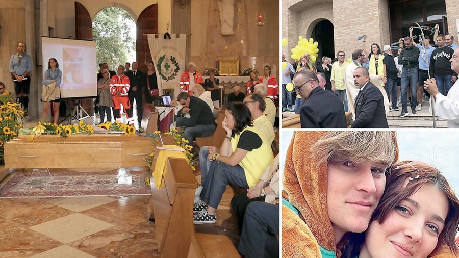 Viareggio, l’addio a Emma fra i girasoli e l’abbraccio fra la sua mamma e quella di Leonardo