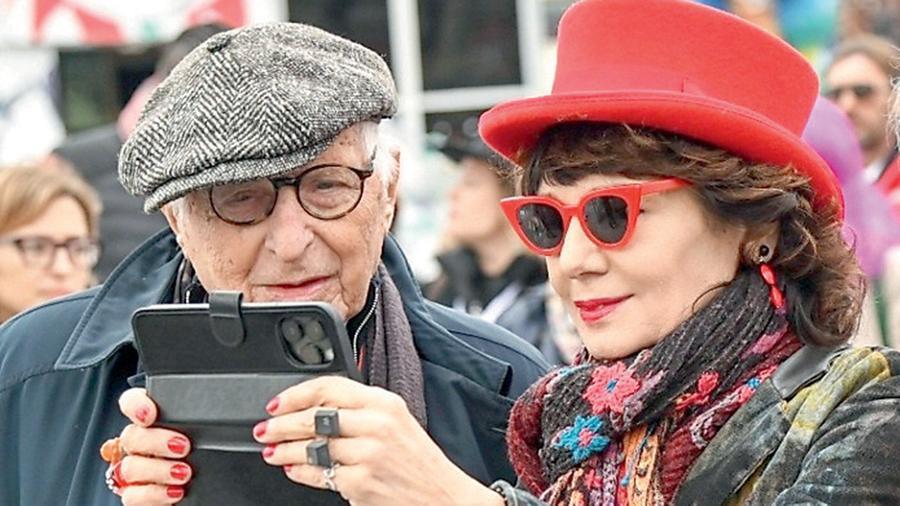 
	Elisabetta Sgarbi con il fotografo bolognese Nino Migliori a un corso della 150&ordf; edizione del Carnevale di Viareggio

