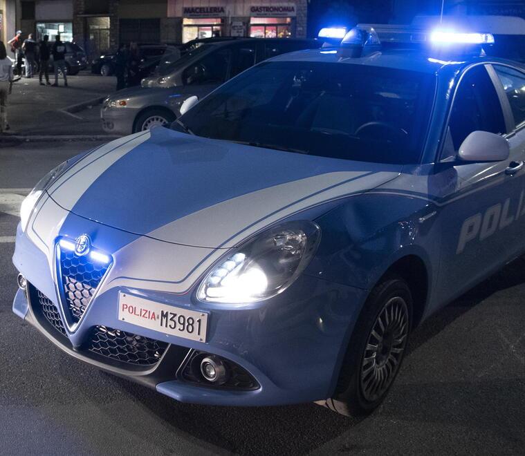 Sorpreso mentre rovista in un’auto assale il proprietario con le forbici