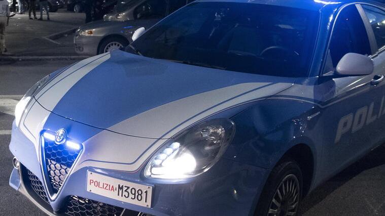 Sorpreso mentre rovista in un’auto assale il proprietario con le forbici