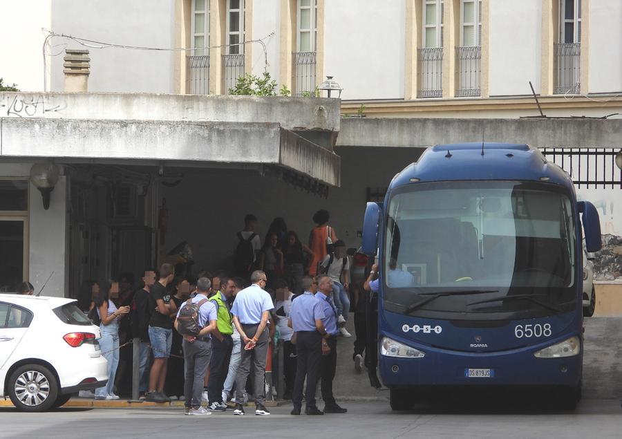 
	Studenti, autisti e pullman alla stazione dell'Arst di via Cagliari

