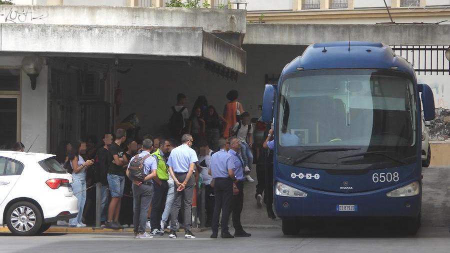 
	Studenti, autisti e pullman alla stazione dell&#39;Arst di via Cagliari

