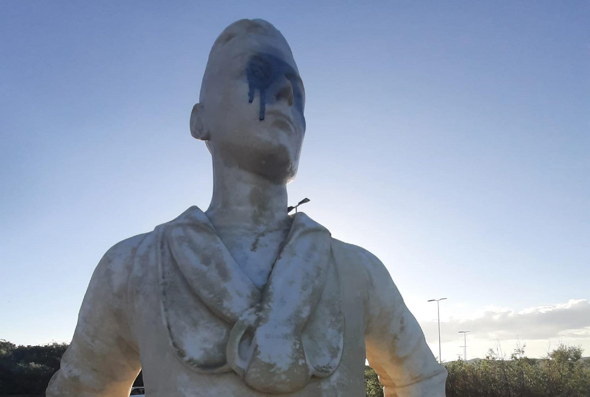 La statua imbrattata