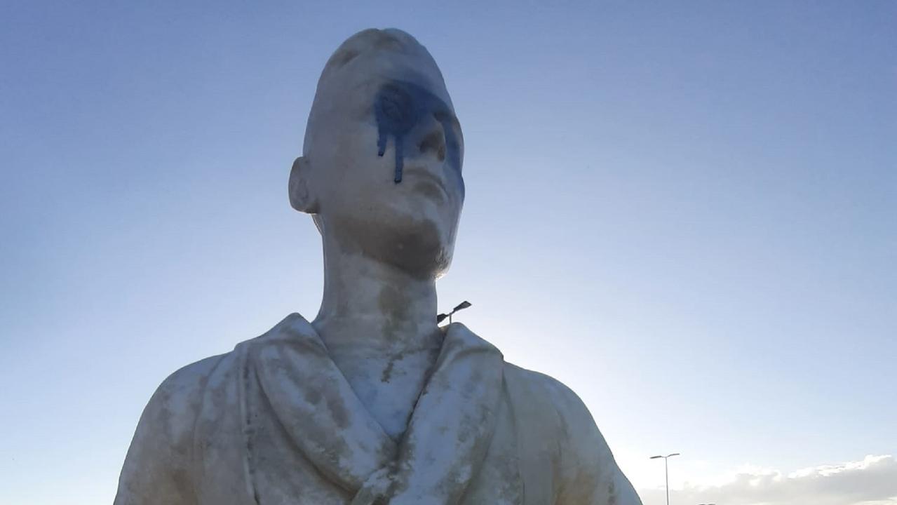 Occhi e naso: imbrattata di vernice la faccia della statua del Marinaio a Livorno