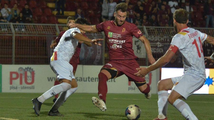 L'attaccante granata Francesco Nicastro: sua la rete del momentaneo 1-0 del Pontedera 