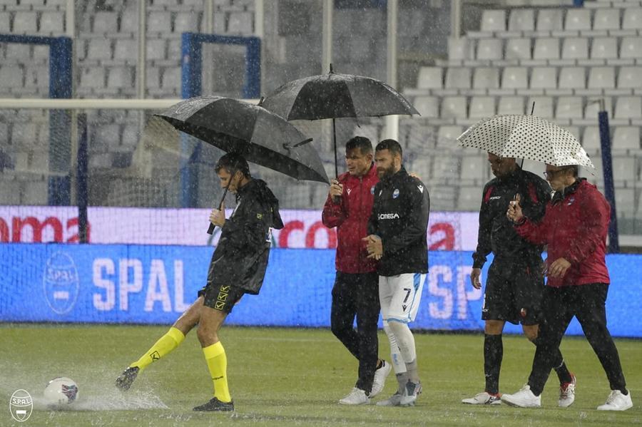 
	Le condizioni del terreno di gioco del Mazza di Ferrara: il direttore di gara ha sospeso la partita (Foto pagina Fb Spal)

