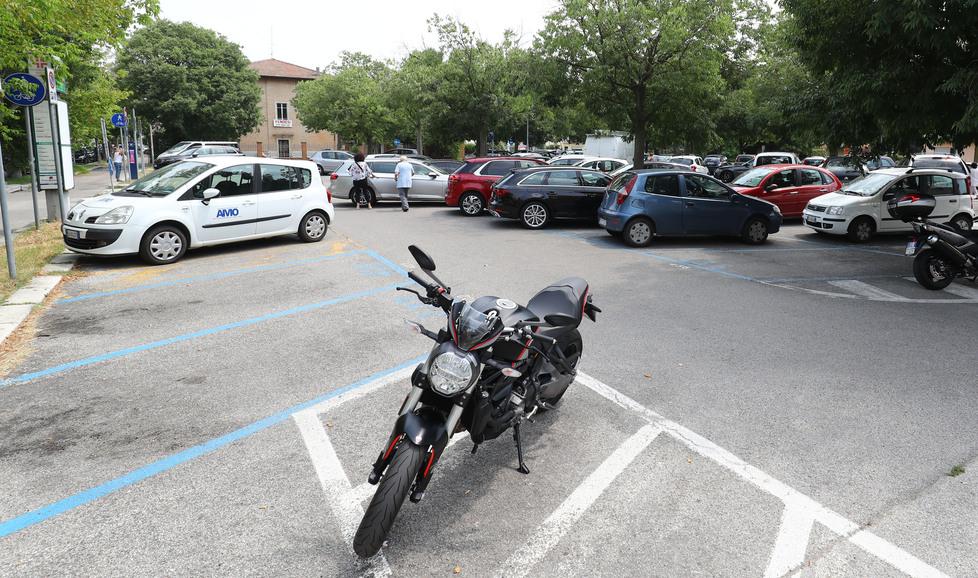 Cento, il parcheggio dell’ospedale solo per i dipendenti dell’Asl