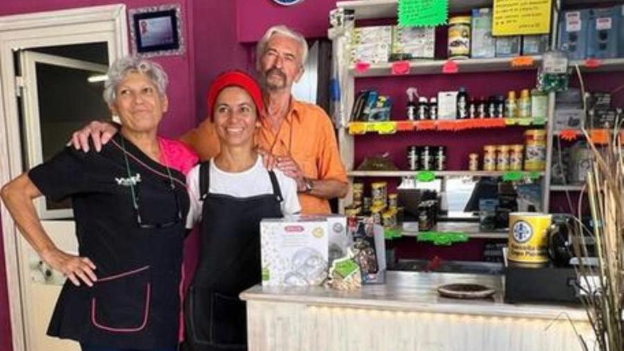 Lisa in mezzo ai genitori all'interno del negozio di Piombino 