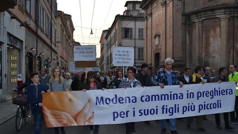 Modena, la protesta del gruppo antiabortista: al Policlinico 40 giorni di preghiere<br type="_moz" />