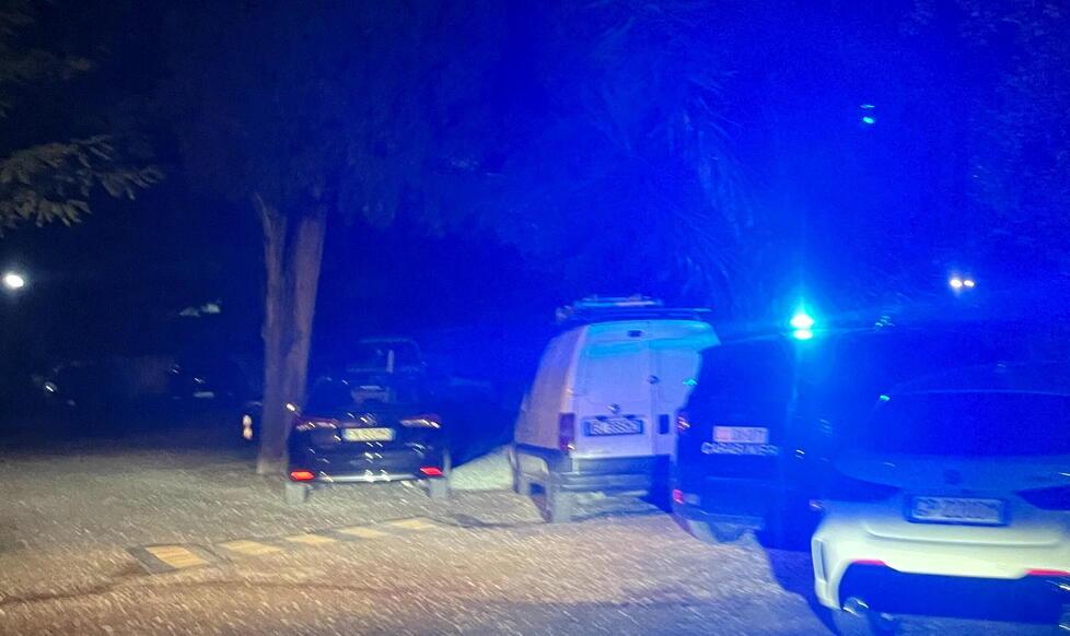 I carabinieri sul posto per indagare sulla tragedia (foto Franco Silvi)