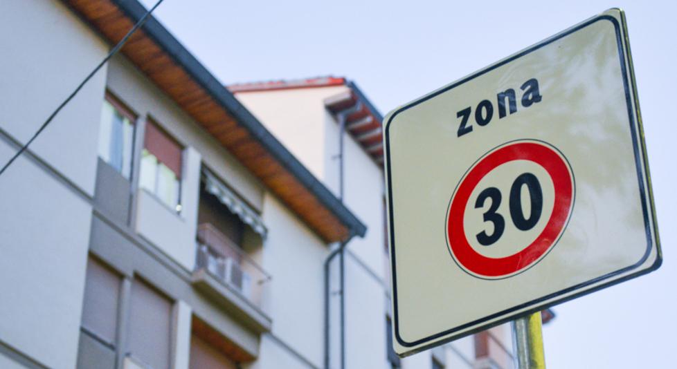 Un cartello che indica il limite di velocità in una “zona 30” della città (foto d’archivio)