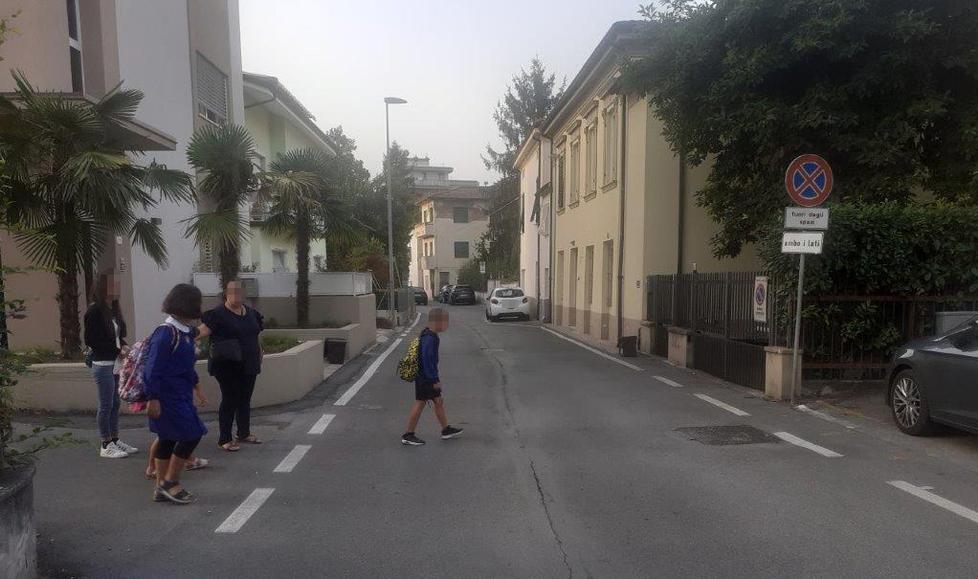 Via del Tiro a Segno una strada con molti residenti e molte attività ma dove mancano i passaggi pedonali