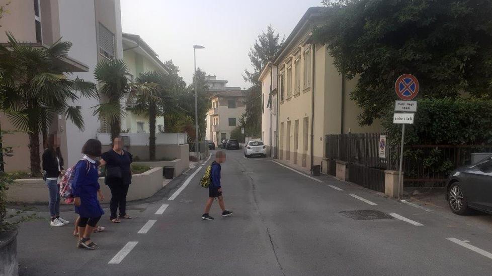 Lucca, strade pericolose per i ragazzi attorno alla scuola di S. Anna: mancano gli attraversamenti