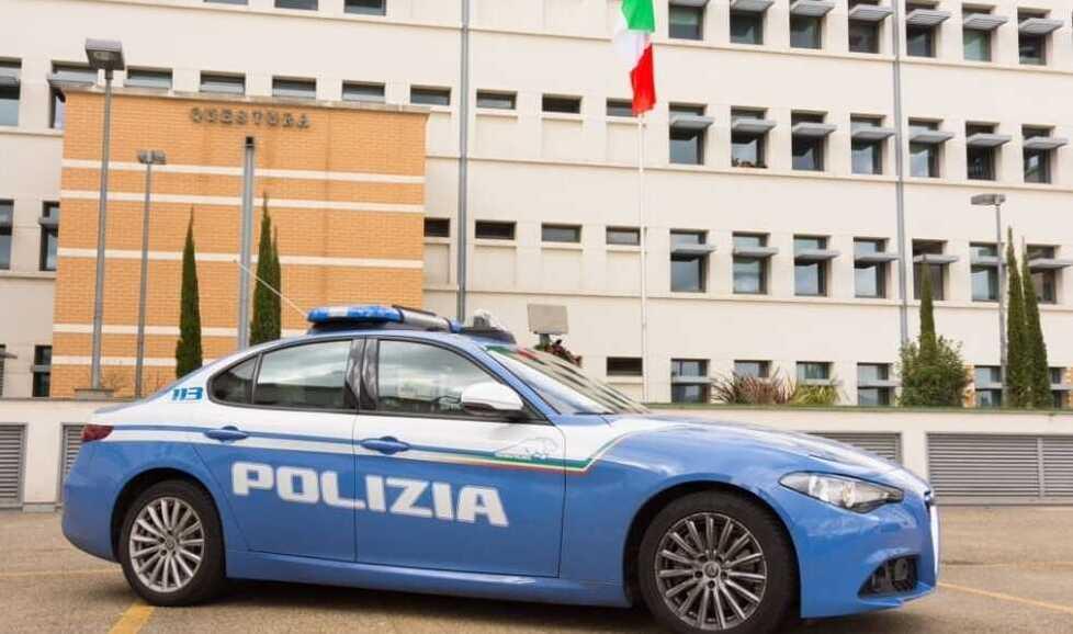 Nella foto una volante della questura